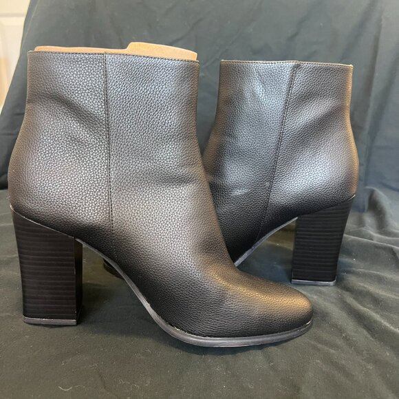 Michael Kors Black Ankle Boots with Gold Zipper - Picture 6 of 6